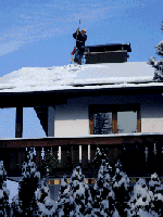 Schnee von Solarzellen räumen